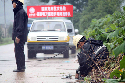 持续暴雨侵袭建阳 供电抢险队冒雨抢修村庄线路