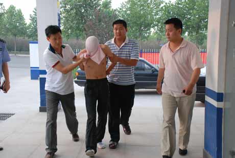 巩义警方神勇出击擒凶顽 副局长血洒街头赢民赞