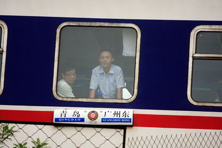 胶济线一列火车车头起火 千余名旅客被疏散