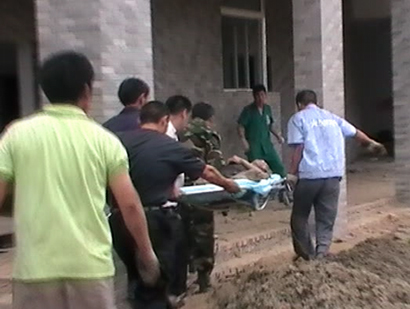 商丘消防成功营救被困地下管道中毒民工