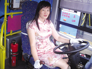 南京美女司机穿旗袍开公交车引轰动 6件换着穿