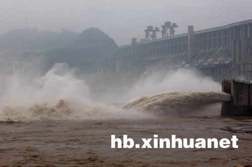 三峡今年首次开闸泄洪