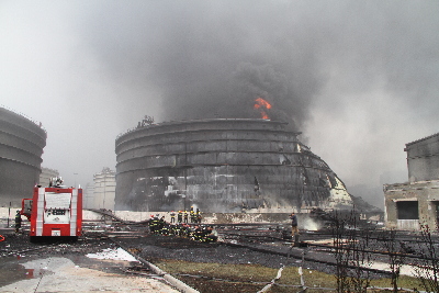 大连新港输油管道爆炸现场火势基本扑灭