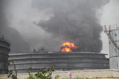 大连新港输油管道爆炸现场火势基本扑灭