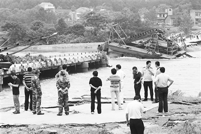 武汉6艘挖沙船撞断百米大桥影响5万人出行