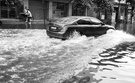 郑州暴雨淹城41路段严重积水 市委政府网上致歉(图)