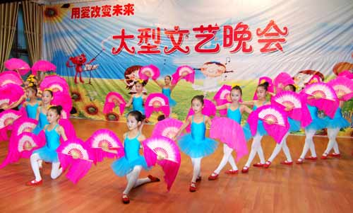 多姿多彩开展文艺活动 让孩子过上一个快乐暑假