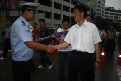 钟勉:妥善安置受灾群众 迅速展开灾后自救