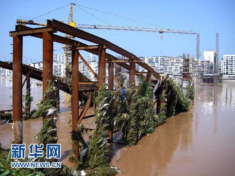 四川境内国道318线一在建大桥被洪峰冲毁