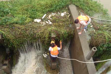 连降暴雨陈兴寨水库出险情 信阳消防四小时排险