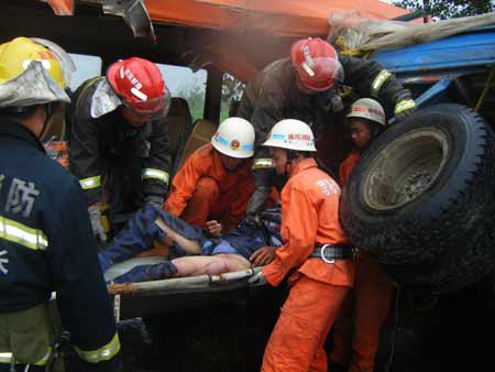 南阳一货车撕开依维柯客车 6人被困