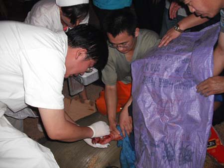 酒厂女职工右手被卡进料管道 三门峡消防成功处置
