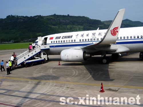 四川达州机场灾后复航(图)