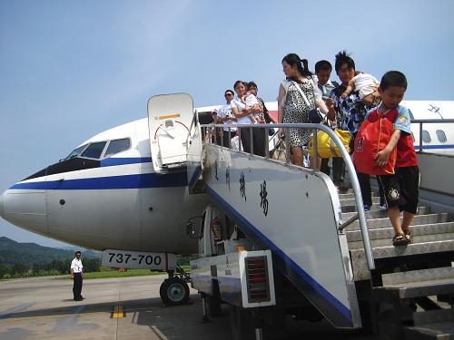 四川达州机场灾后复航(图)