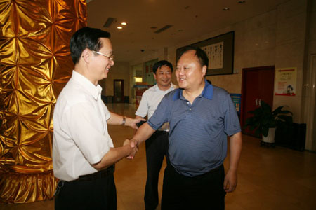 永城市市长朱明伦(左)和连云港市委常委,灌云县县委书记吴立生亲切