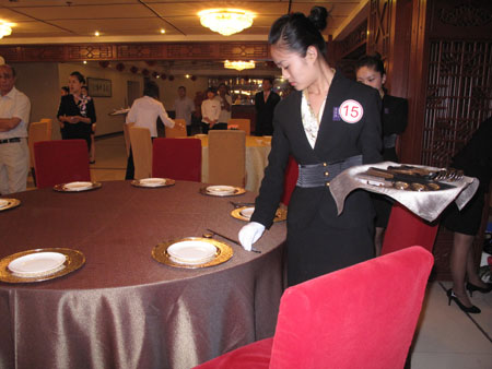 向评委们展示津城餐饮服务人员的良好形象