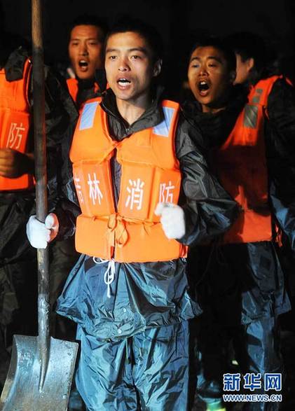温德河再现险情 600官兵严守大堤