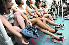 深圳地铁13美女集体脱裤 称宣传低碳环保(图)