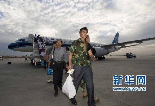 192名从巴洪灾中解困的中国同胞安全回国