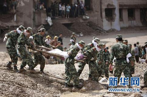 舟曲现场纪实：争分夺秒大救援[组图]