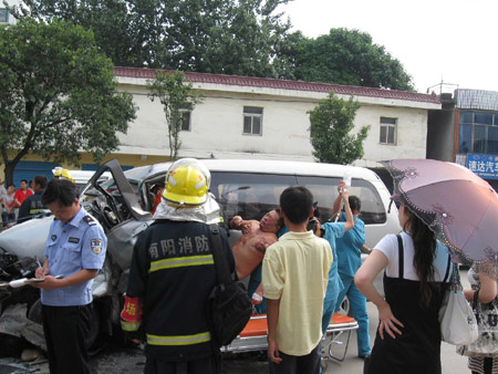 南阳一商务车撞向机动三轮 司机被困车内