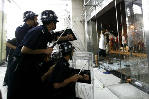 河南输球球迷情绪失控 赛后爆发球迷骚乱（图）