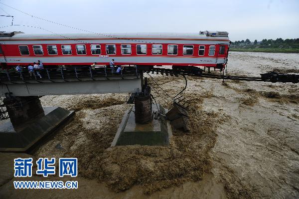 洪水冲垮宝成线一铁路桥　无人员伤亡