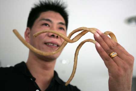 福州长乐一名男子35厘米长指甲想冲击吉尼斯纪录