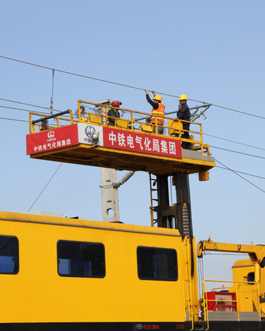 太中银铁路吕梁山隧道接触网导线全部贯通