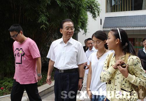 温家宝与北川中学学生代表亲切见面