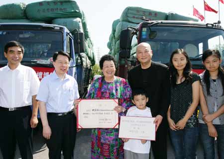 全国政协委员陈丽华向舟曲灾区捐赠物品