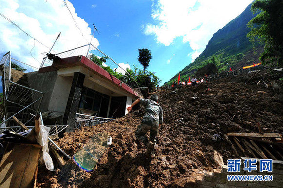 云南保山滑坡致12人死亡36人失踪[组图]