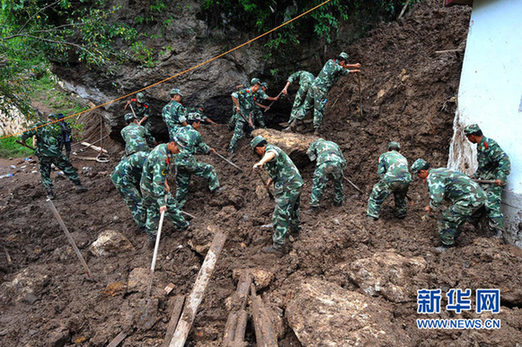 云南保山滑坡致12人死亡36人失踪[组图]