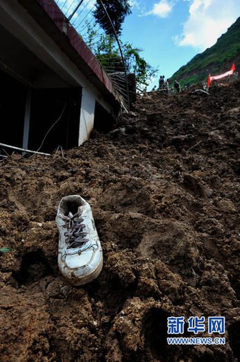 云南保山滑坡致12人死亡36人失踪[组图]