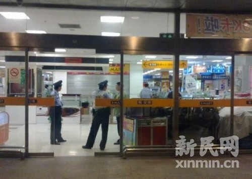 三蒙面持枪男子上海街头掷自制爆炸物劫金店