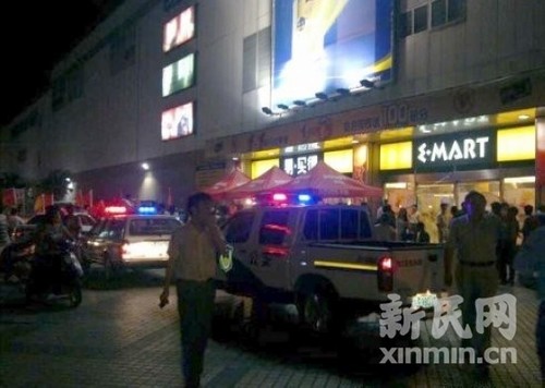 三蒙面持枪男子上海街头掷自制爆炸物劫金店