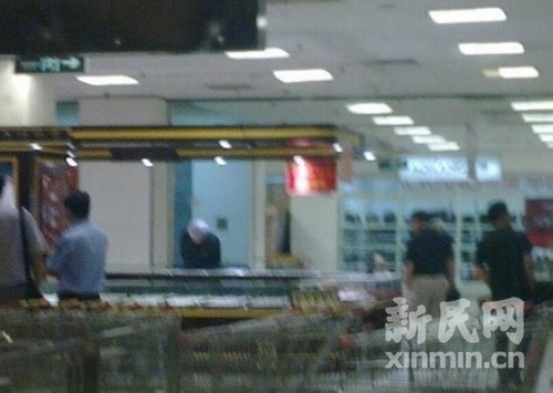 三蒙面持枪男子上海街头掷自制爆炸物劫金店