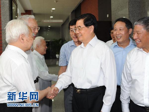 胡锦涛看望慰问中国人民大学及附属中学师生员工