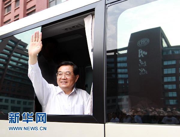 胡锦涛看望慰问中国人民大学及附属中学师生员工