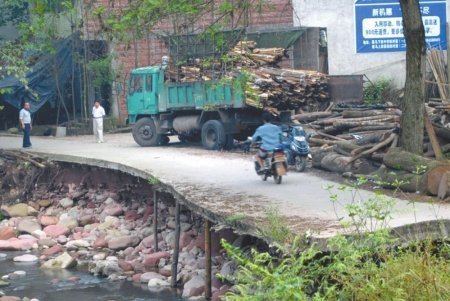 乐山夹江惊现“最牛公路” 路面仅靠3根木棍撑