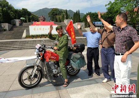 重庆老人穿旧军装骑摩托去北京只想对国旗行个