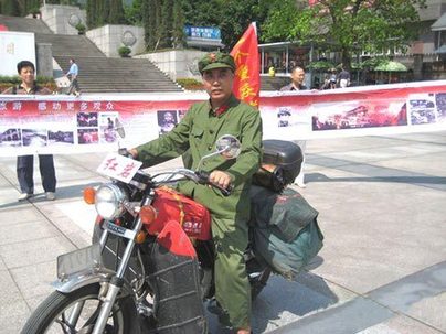 重庆老人穿旧军装骑摩托去北京 只想对国旗行
