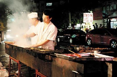 曝黑心烧烤摊烤肉内幕：烂肉加嫩肉粉 令人作呕