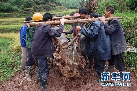 搭载“嫦娥二号”卫星的火箭一级残骸坠落贵州