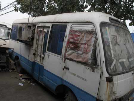 郑州一家五口住进中巴房车 父亲寄希望于下一