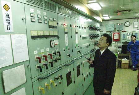 连云港港新发明的“高压变频数字化船用岸电系统”启用