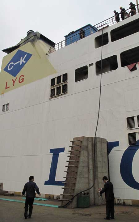 连云港港新发明的“高压变频数字化船用岸电系统”启用