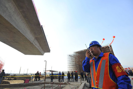 长平高速公路跨线转体桥成功转体