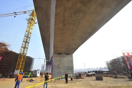 长平高速公路跨线转体桥成功转体