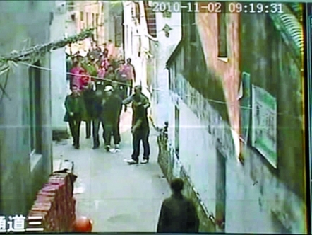 监控记录警匪追逐 网友热捧公安局长你不是传说